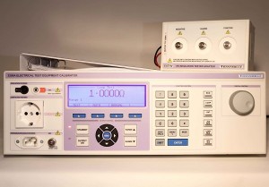 Wzorcowanie mierników - wielofunkcyjny kalibrator testerów instalacji elektrycznych/bezpieczeństwa sprzętu elektrycznego